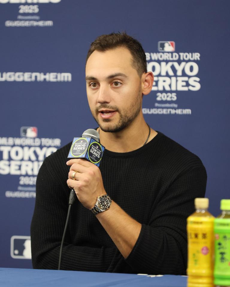 　巨人戦後に記者会見をするコンフォルト（代表撮影）