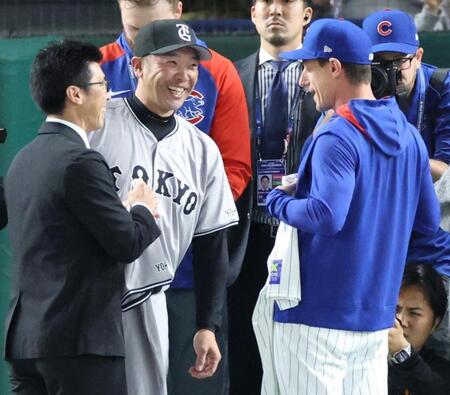 　試合前、ユニホームを交換する阿部監督（左から２人目）とカウンセル監督（撮影・吉澤敬太）