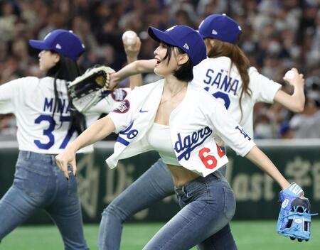 　始球式を行う（左から）ＭＩＳＡＭＯのＭＩＮＡ、ＳＡＮＡ、ＭＯＭＯ（撮影・中田匡峻）