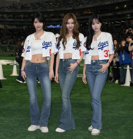 試　合前にグラウンドに登場したＭＩＳＡＭＯ。（左から）ＭＯＭＯ、ＳＡＮＡ、ＭＩＮＡ（撮影・伊藤笙子）