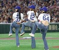 　始球式を行う（左から）ＭＩＳＡＭＯのＭＩＮＡ、ＳＡＮＡ、ＭＯＭＯ（撮影・中田匡峻）