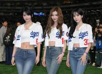 　試合前にグラウンドに登場したＭＩＳＡＭＯ。（左から）ＭＯＭＯ、ＳＡＮＡ、ＭＩＮＡ（撮影・伊藤笙子）