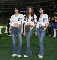試　合前にグラウンドに登場したＭＩＳＡＭＯ。（左から）ＭＯＭＯ、ＳＡＮＡ、ＭＩＮＡ（撮影・伊藤笙子）