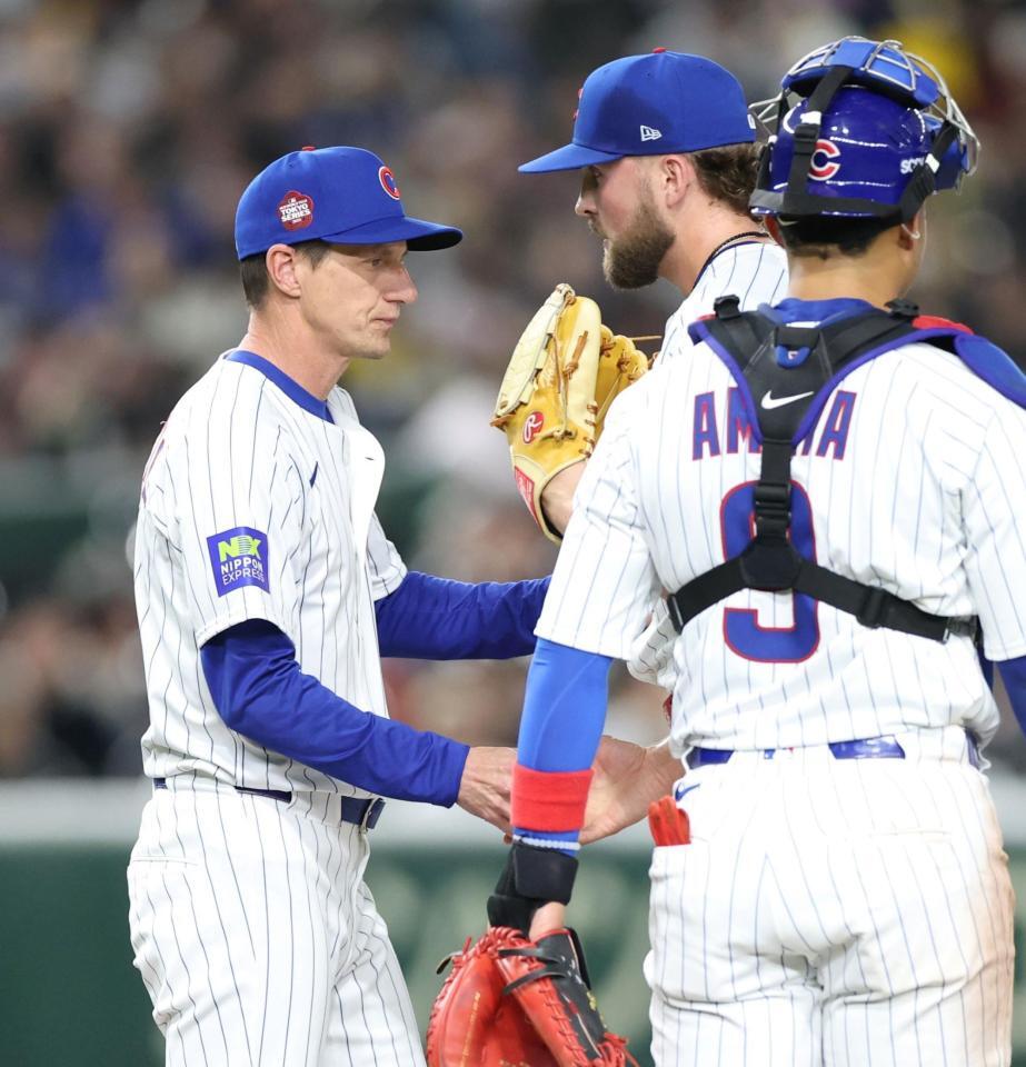 　５回、投手交代を行うカウンセル監督（左）＝撮影・中田匡峻