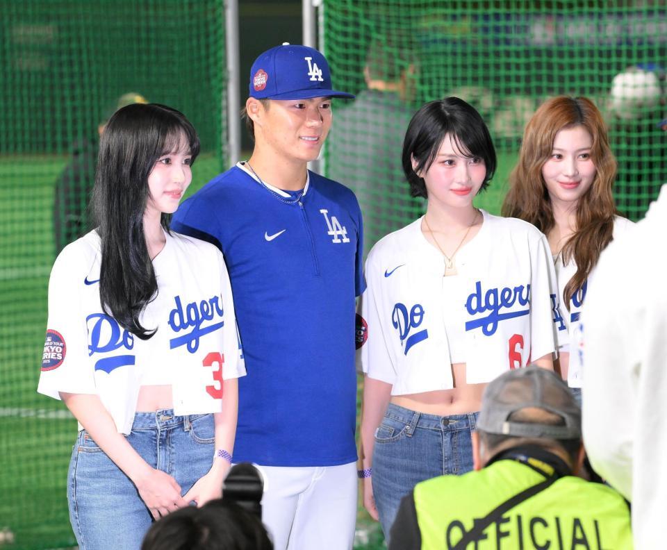 　山本（中央左）と記念撮影するＭＩＳＡＭＯ（撮影・伊藤笙子）