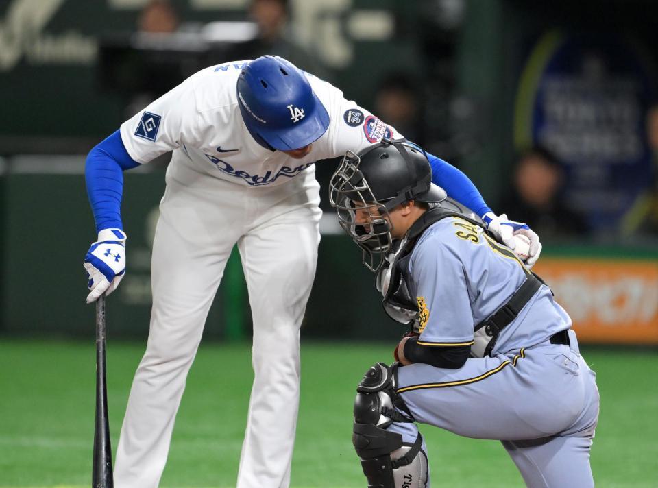 　４回、ファウルが直撃した坂本（右）を気遣うフリーマン（撮影・伊藤笙子）