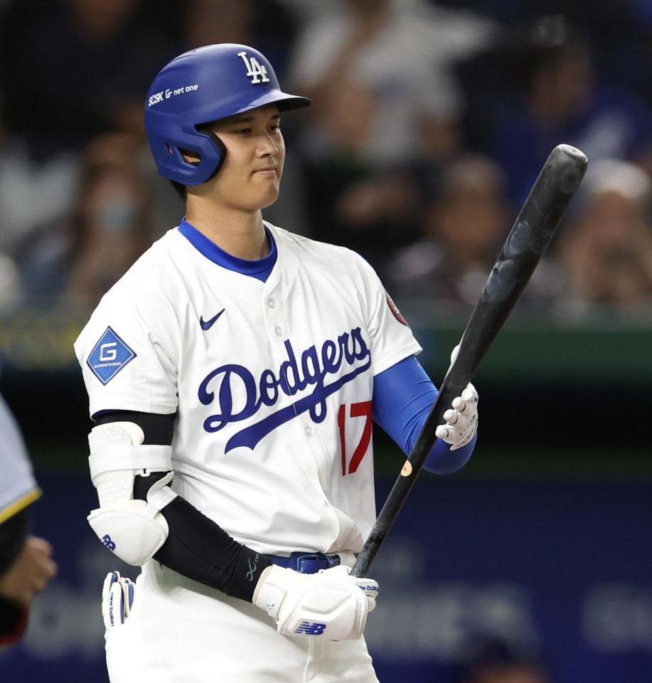 　３回、バットを見つめながら打席に向かう大谷（撮影・中田匡峻）