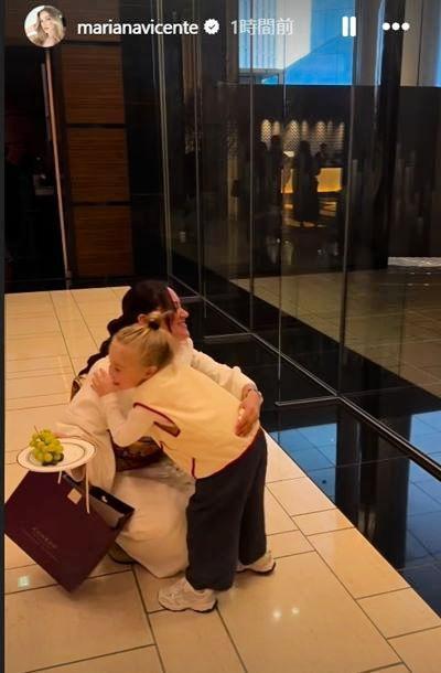 　キケの娘とハグするバーンズの妻ニコルさん。マリアナさんのインスタグラム＠ｍａｒｉａｎａｖｉｃｅｎｔｅより