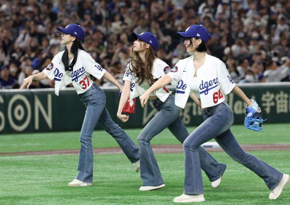 　始球式を行う（左から）ＭＩＳＡＭＯのＭＩＮＡ、ＳＡＮＡ、ＭＯＭＯ（撮影・中田匡峻）