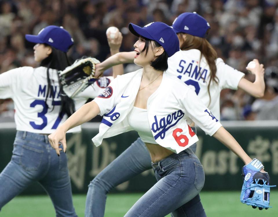 　始球式を行う（左から）ＭＩＳＡＭＯのＭＩＮＡ、ＳＡＮＡ、ＭＯＭＯ（撮影・中田匡峻）