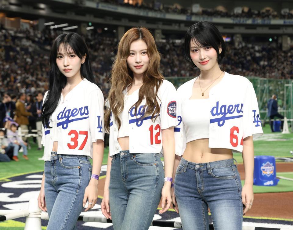 　記念撮影をする（左から）ＭＩＳＡＭＯのＭＩＮＡ、ＳＡＮＡ、ＭＯＭＯ（撮影・中田匡峻）