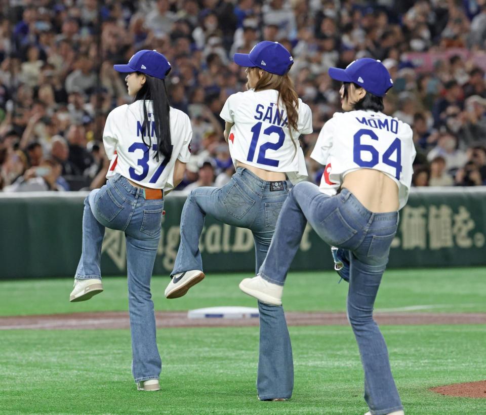 　始球式を行う（左から）ＭＩＳＡＭＯのＭＩＮＡ、ＳＡＮＡ、ＭＯＭＯ（撮影・中田匡峻）