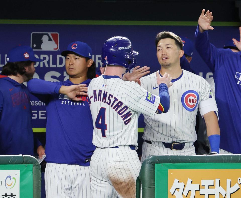 　５回、生還したクローアームストロング（４）を迎えるカブスの今永（左）と鈴木（右）