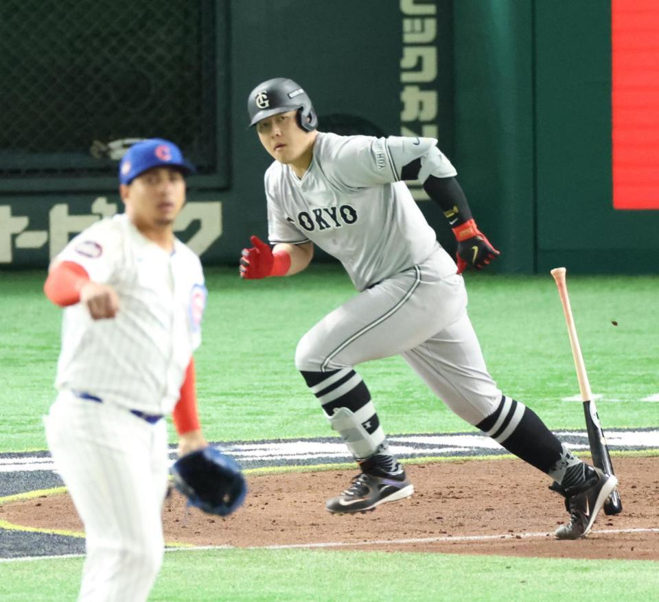 　５回、ダニエル（手前）から２点打を放つ岡本（撮影・吉澤敬太）