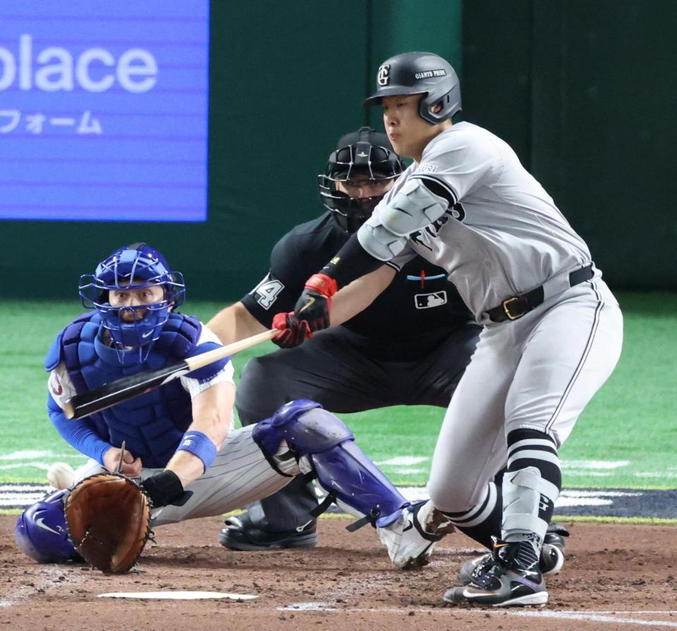 　４回、空振り三振に倒れる岡本（撮影・吉澤敬太）