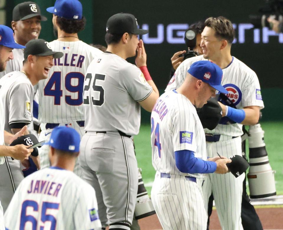 　試合前、笑顔で言葉を交わす鈴木（右）と岡本（中央）＝撮影・吉澤敬太