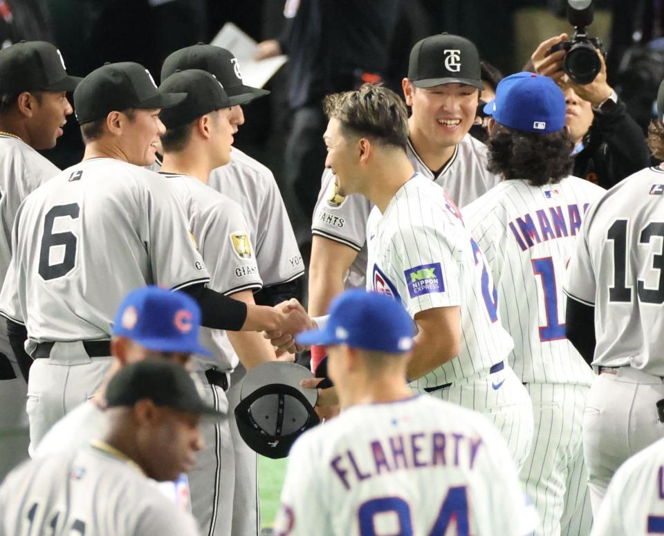 　笑顔で言葉を交わす（右から）今永、岡本、鈴木、坂本（手前左）＝撮影・吉澤敬太