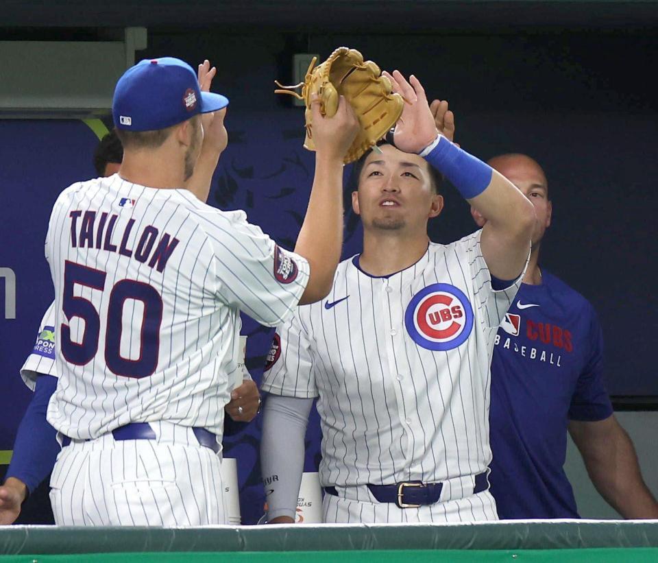 　５回途中降板したタイヨンを出迎える鈴木（撮影・佐々木彰尚）