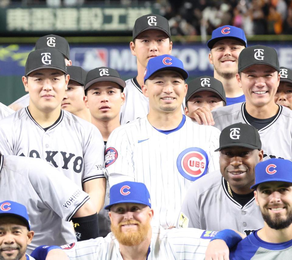 　試合後、記念写真に納まる鈴木（仲）、坂本（右）、岡本（左）ら