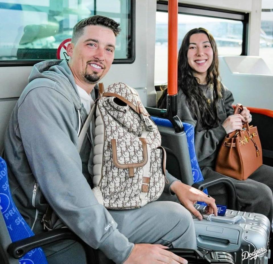 　空港バスで移動するスネル夫妻（ロサンゼルス・ドジャース提供）