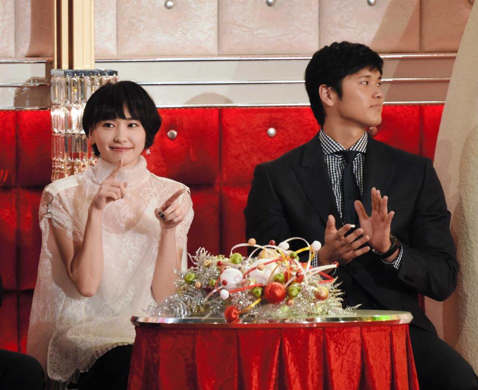 　恋ダンスをする新垣結衣（中央）の隣で手拍子をする大谷翔平（２０１６年紅白歌合戦）