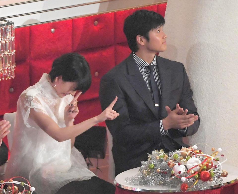　ＮＨＫ紅白歌合戦で、恋ダンスをする新垣結衣（左）の横で手をたたく大谷翔平＝２０１６年