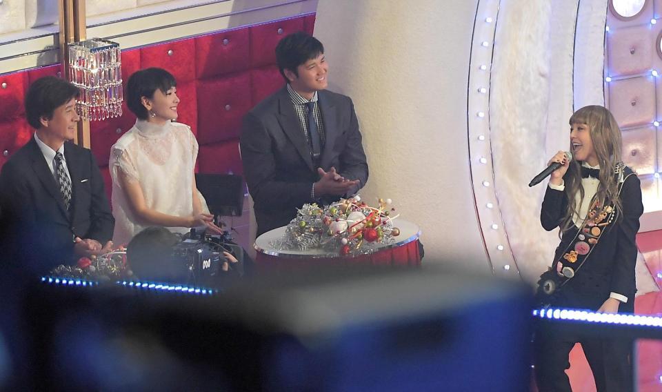 　ＮＨＫ紅白歌合戦で、ＰＵＦＦＹ（左）の歌を聴く大谷翔平（中央）。左から草刈正雄、新垣結衣＝２０１６年