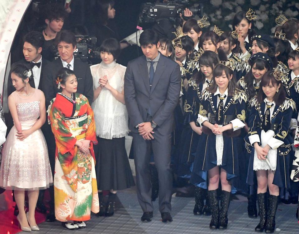 　ＮＨＫ紅白歌合戦に登場した大谷翔平（中央）。同左は新垣結衣＝２０１６年