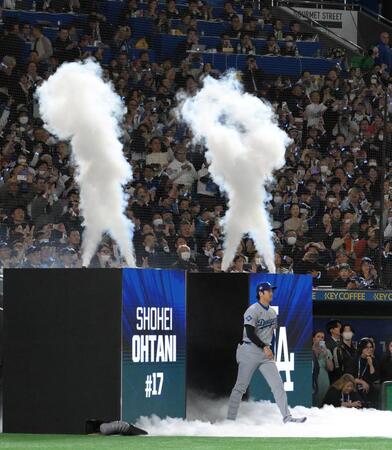 　試合前セレモニーで入場する大谷（撮影・伊藤笙子）