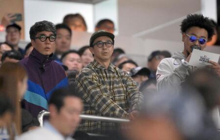 　イニング間のクイズコーナーに参加者として登場したおぎやはぎ（撮影・伊藤笙子）