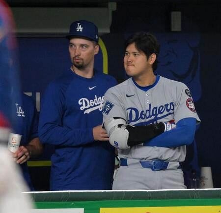 　８回、コンフォートの打席中に試合が中断し、不思議そうな大谷（右）とスネル（撮影・伊藤笙子）
