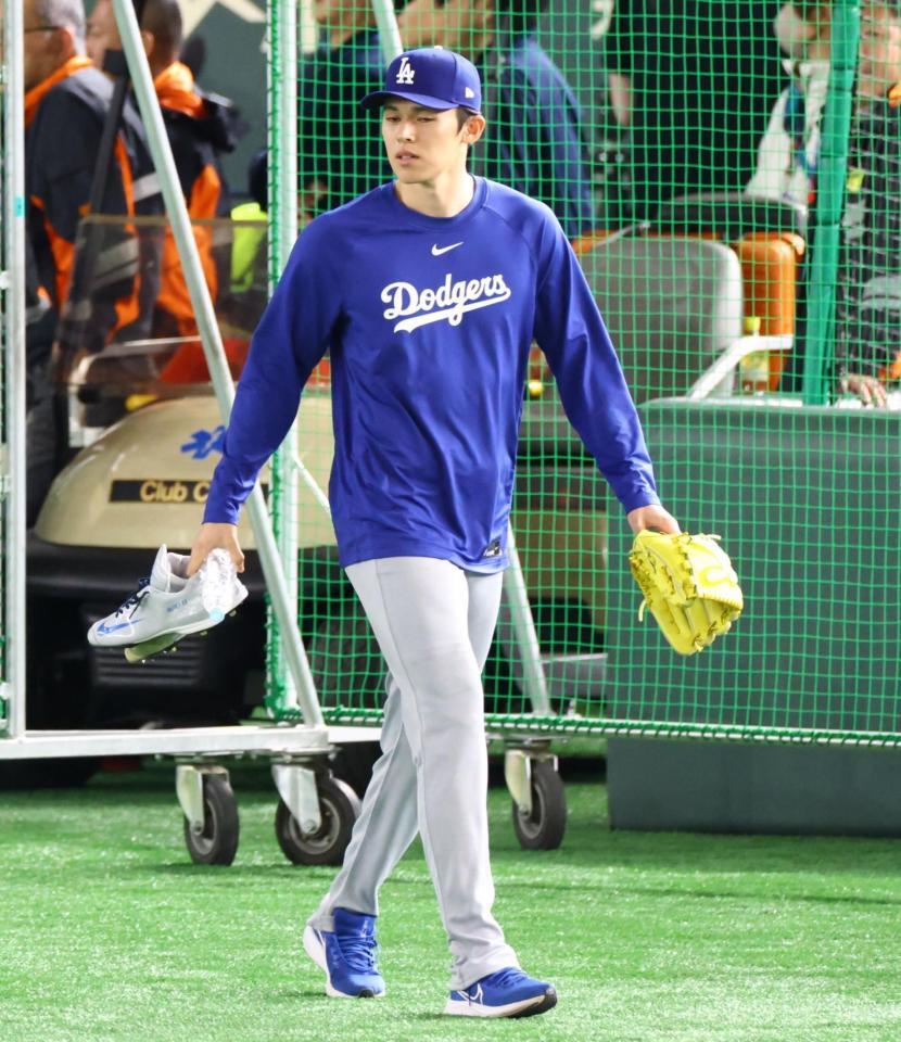 　グラウンド入りした佐々木（撮影・吉澤敬太）