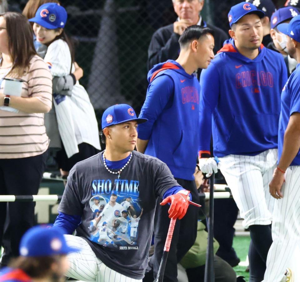 　今永が描かれたカブス使用のＳＨＯＴＩＭＥシャツを来て練習するカブスの選手。右上は鈴木（撮影・吉澤敬太）