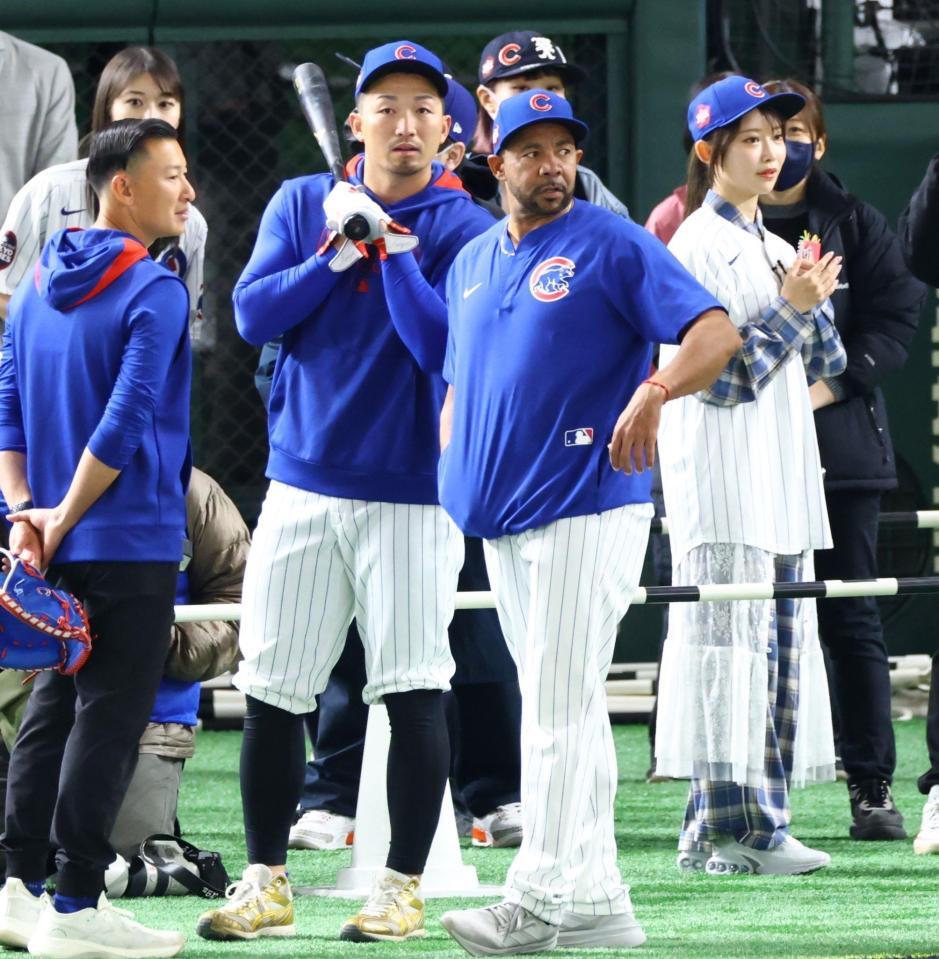 　グラウンドに登場した鈴木（撮影・吉澤敬太）