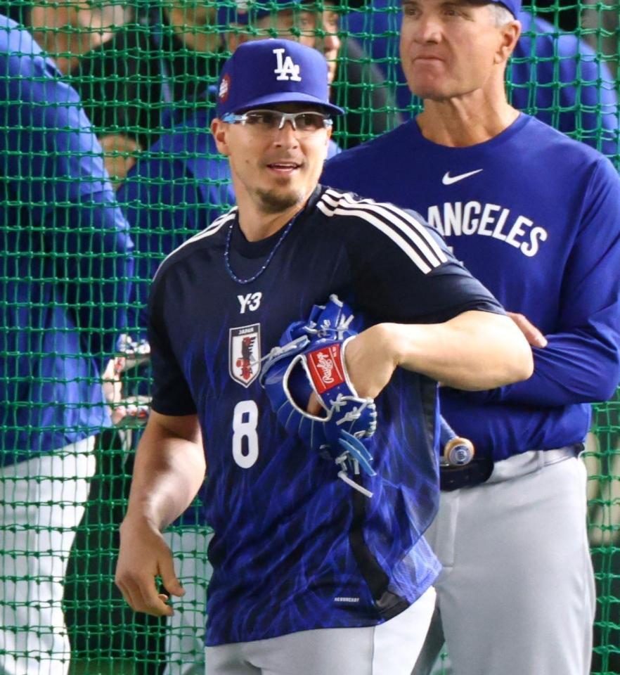 　サッカー日本代表のユニホームを着て練習するＫ・ヘルナンデス（撮影・吉澤敬太）