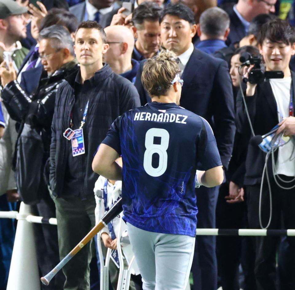 　サッカー日本代表のユニホームを着て練習するＫ・ヘルナンデス（撮影・吉澤敬太）