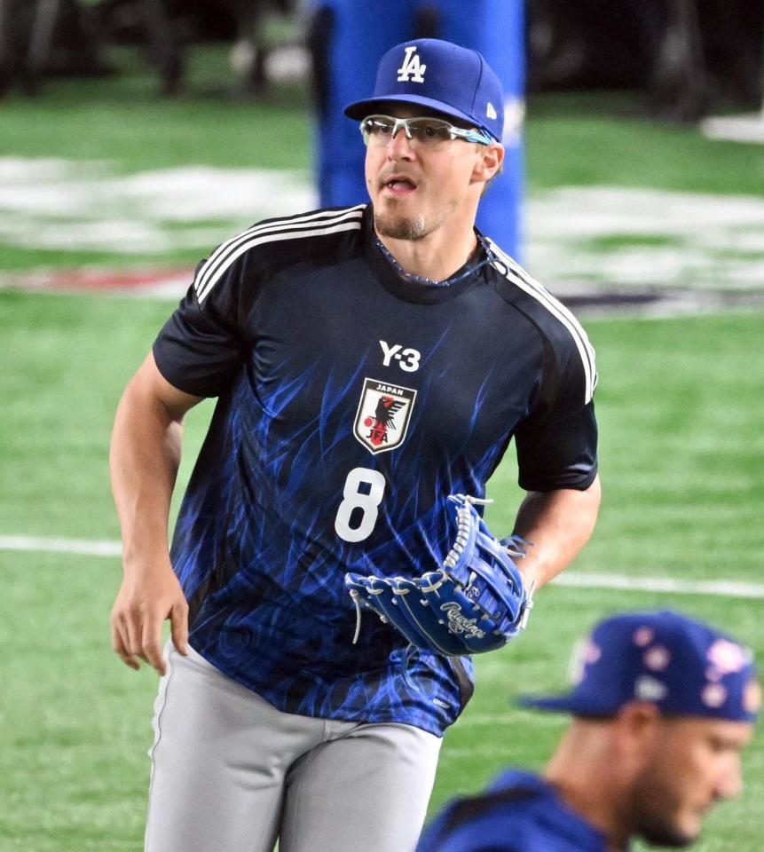 　試合前、サッカー日本代表のユニホームで練習するＥ・ヘルナンデス