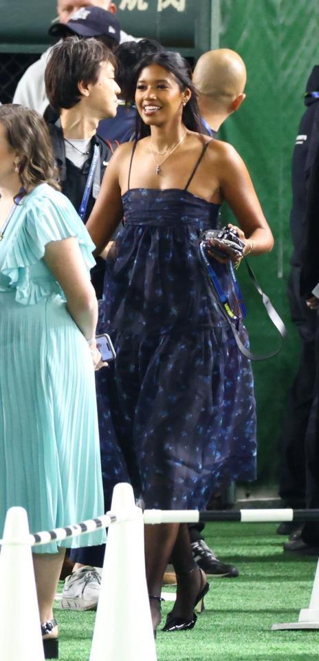 　黒いドレス姿で登場したドジャース専属の地元放送局のキアステン・ワトソンさん（撮影・吉澤敬太）