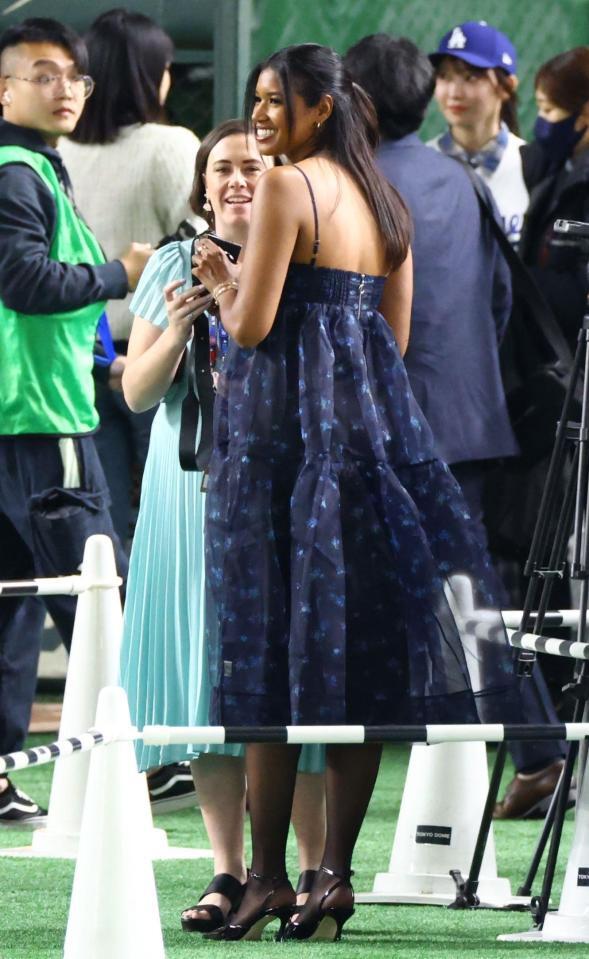 　黒いドレス姿で登場したドジャース専属の地元放送局のキアステン・ワトソンさん（撮影・吉澤敬太）