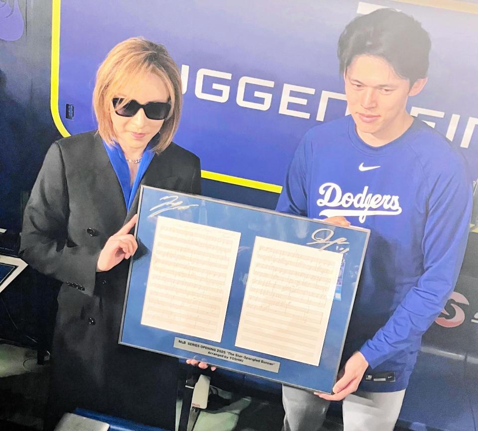 　記念撮影するＹＯＳＨＩＫＩと佐々木（撮影・田中政行）