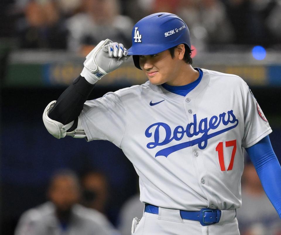 　１回、打席に入る前、カブスベンチに一礼する大谷（撮影・伊藤笙子）