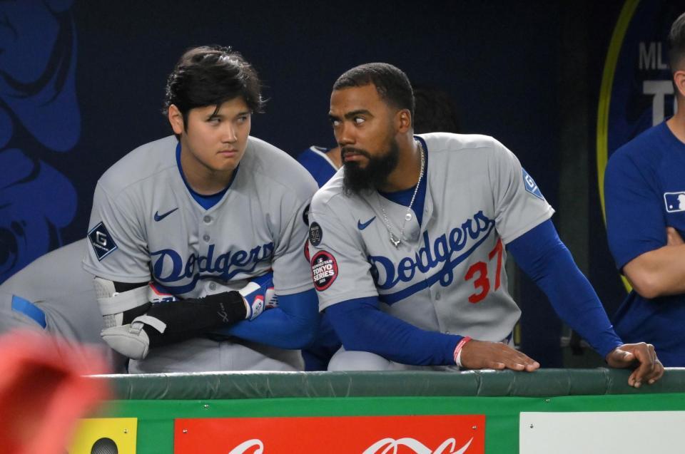 　８回、Ｔ・ヘルナンデス（右）と見つめ合う大谷（撮影・伊藤笙子）