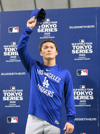 　お立ち台でファンの歓声に応える山本（撮影・伊藤笙子）