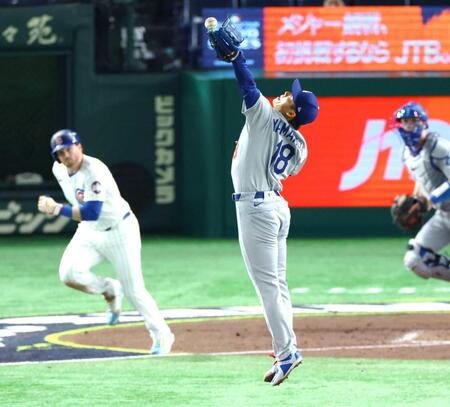　３回、ハップの打球に飛びつくドジャース・山本（撮影・吉澤敬太）