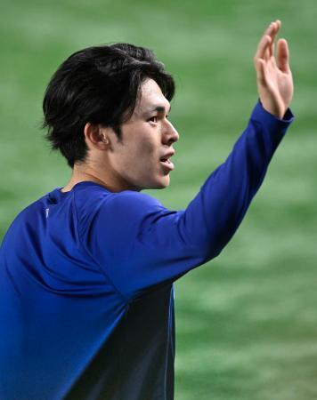 　開幕戦前の練習でファンに手を振るドジャース・佐々木＝東京ドーム