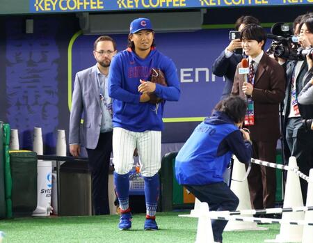 　鈴木福（右）からインタビューを受けた今永（撮影・吉澤敬太）