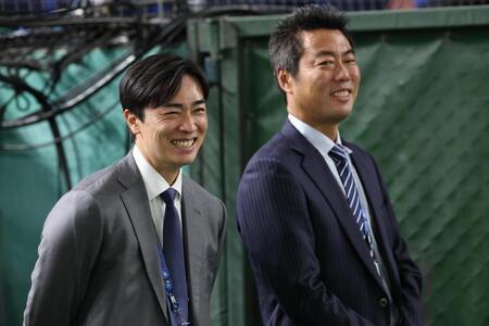 　談笑する和田毅氏（左）と上原浩治氏（撮影・佐々木彰尚）
