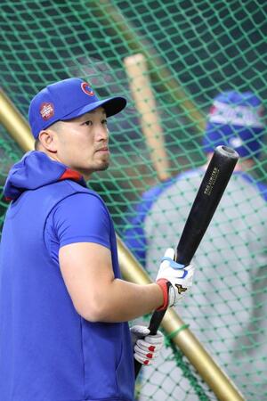　打撃練習の順番を待つ鈴木（撮影・佐々木彰尚）