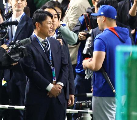 　鈴木（右）と話す侍ジャパン・井端監督（撮影・吉澤敬太）