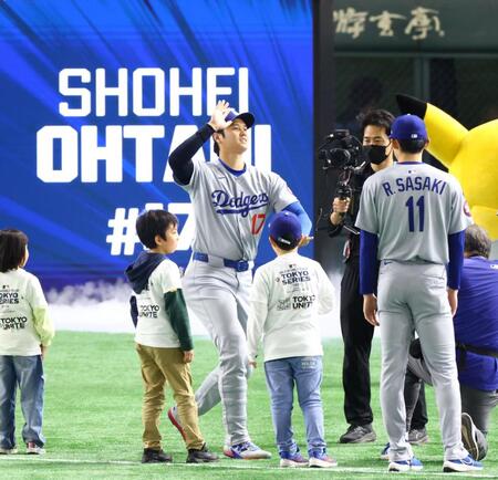 　入場した大谷（中央）。右は佐々木（撮影・吉澤敬太）